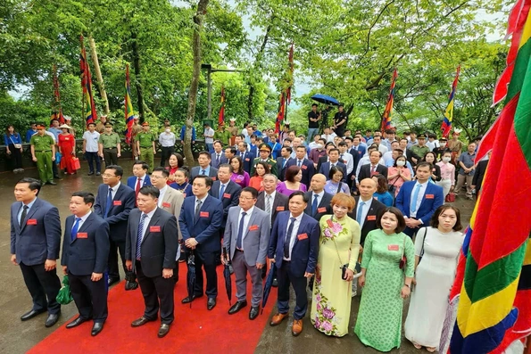 Kiều bào Hội đồng hương Phú Thọ tại Cộng hòa Séc dâng hương tưởng niệm các Vua Hùng