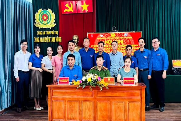 Ký kết chương trình phối hợp đẩy mạnh tuyên truyền kích hoạt sử dụng tài khoản định danh điện tử