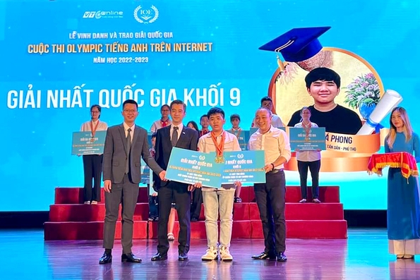 Nam sinh giành 2 giải Nhất quốc gia Olympic tiếng Anh trên Internet