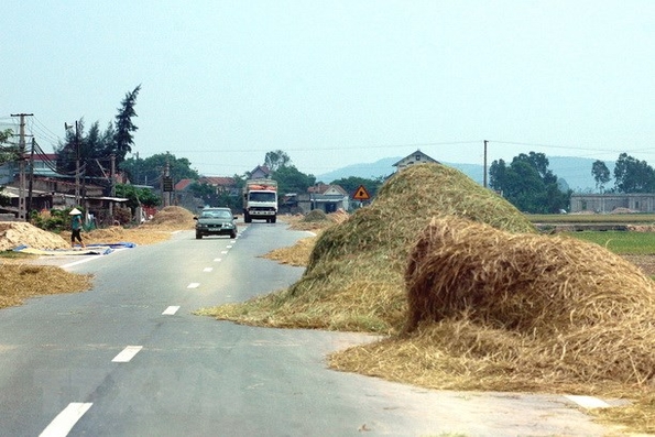 Ngăn chặn việc phơi rơm, rạ trên đường bộ