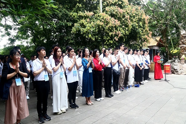 Thanh niên kiều bào dâng hương tưởng niệm các Vua Hùng