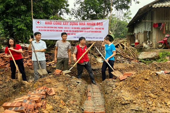 Những điển hình làm theo lời Bác