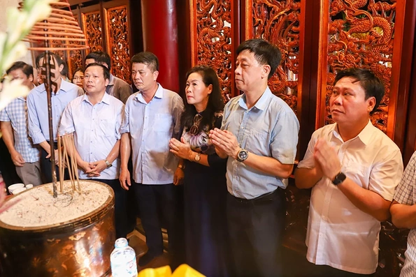Cơ quan báo Đảng các tỉnh dâng hương tưởng niệm các Vua Hùng