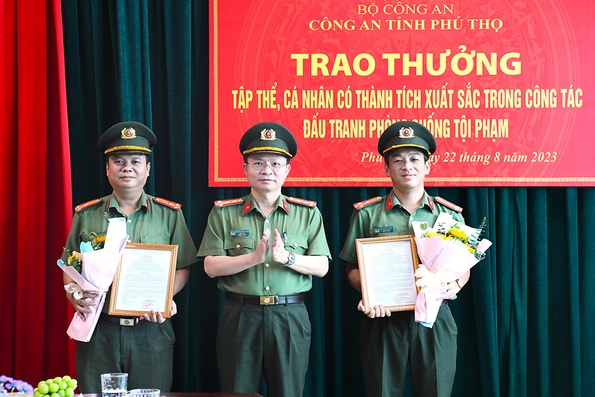 Trao thưởng cho các tập thể, cá nhân có thành tích xuất sắc trong đấu tranh phòng chống tội phạm