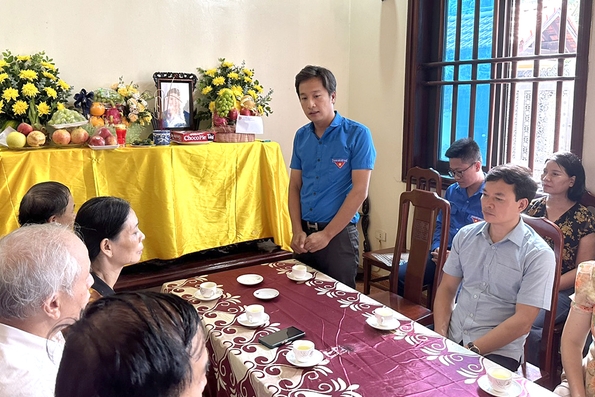 Truy tặng Huy hiệu “Tuổi trẻ dũng cảm” cho đoàn viên Phạm Hoàng Chương.