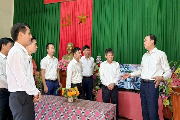 Phó Bí thư Thường trực Tỉnh ủy Phùng Khánh Tài kiểm tra một số công trình, dự án tại huyện Lâm Thao