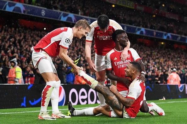 Arsenal thắng tưng bừng trong ngày trở lại Champions League