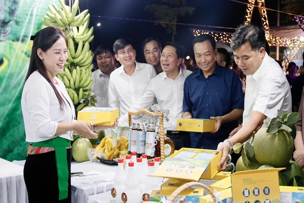 Thanh Sơn khai mạc Hội chợ Thương mại du lịch ẩm thực