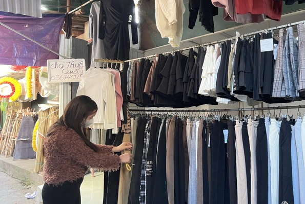 Thị trường quần áo dịp cuối năm: Sản phẩm đa dạng, giá cả cạnh tranh