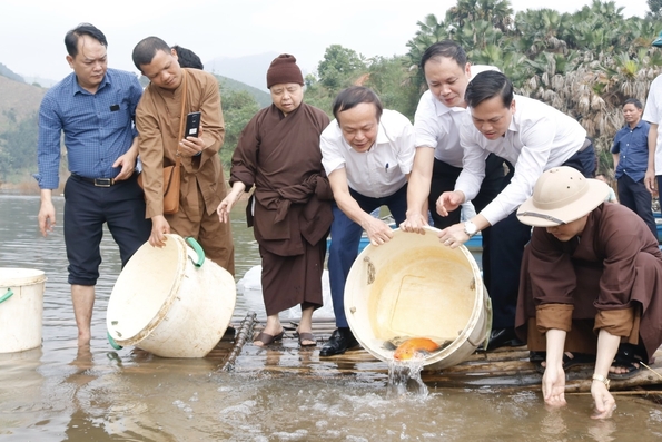 Thả giống phóng sinh, tái tạo và bảo vệ nguồn lợi thủy sản