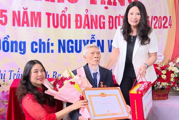 Thanh Ba: 138 đảng viên được tặng Huy hiệu Đảng đợt 19/5