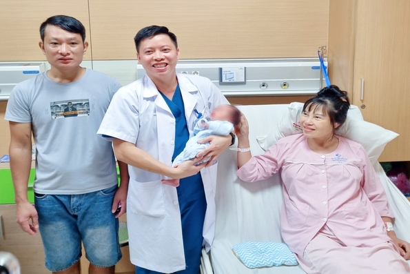 Người phụ nữ 52 tuổi sinh con khoẻ mạnh nhờ thụ tinh trong ống nghiệm (IVF)