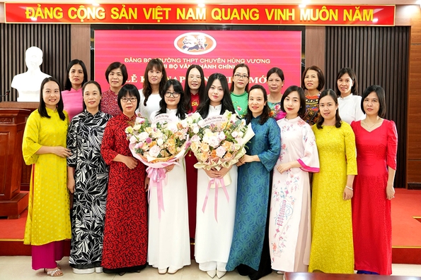 Trường THPT Chuyên Hùng Vương chú trọng phát triển Đảng trong học sinh