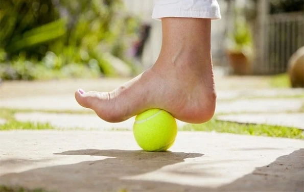 2 bài tập đơn giản tại nhà giúp giảm đau do viêm cân gan chân