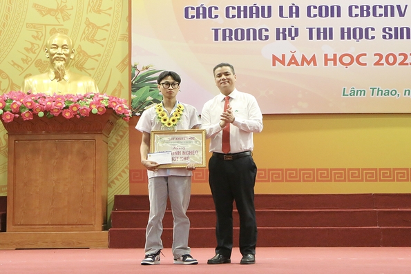 Công ty CP Supe Phốt phát và Hóa chất Lâm Thao: Trao thưởng cho học sinh đạt giải trong kỳ thi chọn học sinh giỏi các cấp