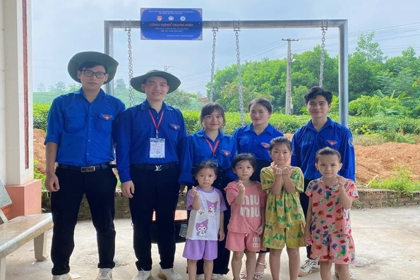 Trao tặng nhiều suất quà trong chương trình “Hè về Tam Thanh”