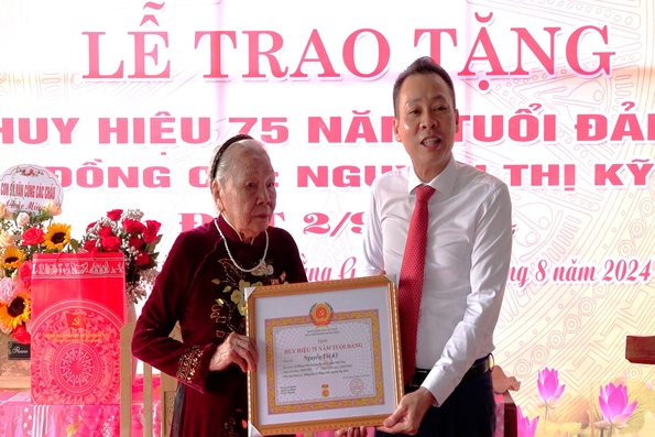 Trao Huy hiệu 75 năm tuổi Đảng tại Hạ Hòa