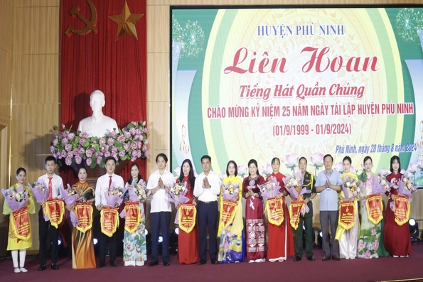 Liên hoan tiếng hát quần chúng chào mừng Kỷ niệm 25 năm tái lập huyện Phù Ninh