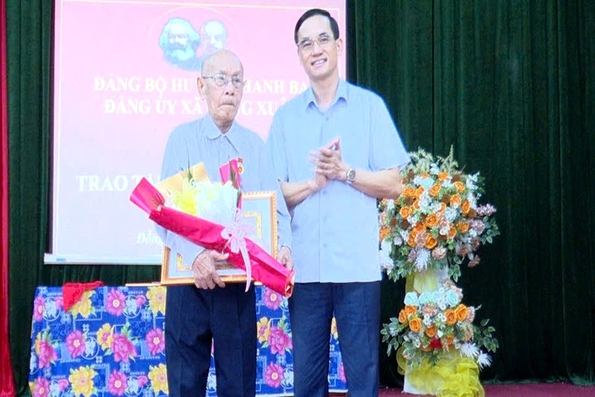 Thanh Ba: Lần đầu tiên có đảng viên vinh dự nhận Huy hiệu 80 năm tuổi Đảng