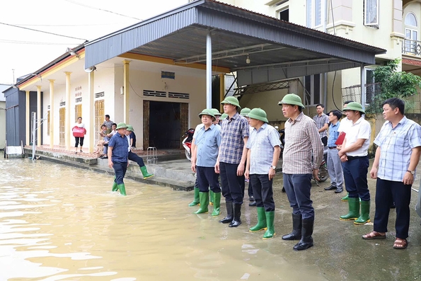 Phó Bí thư Thường trực Tỉnh ủy Phùng Khánh Tài kiểm tra công tác phòng chống thiên tai tại Đoan Hùng