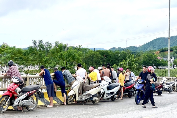 Cảnh báo người dân không tập trung đông trên cầu Hạ Hòa