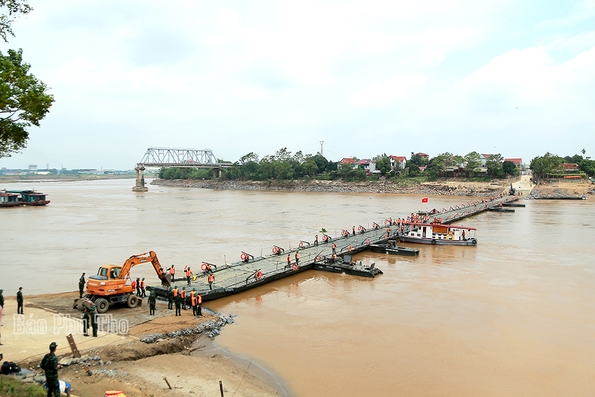 Hoàn thành cầu phao thay thế tạm thời cầu Phong Châu