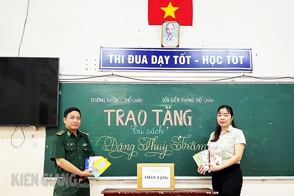 “Tủ sách Đặng Thùy Trâm” tới xã đảo Thổ Châu