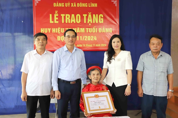 Trao huy hiệu 70 năm tuổi Đảng tại huyện Thanh Ba