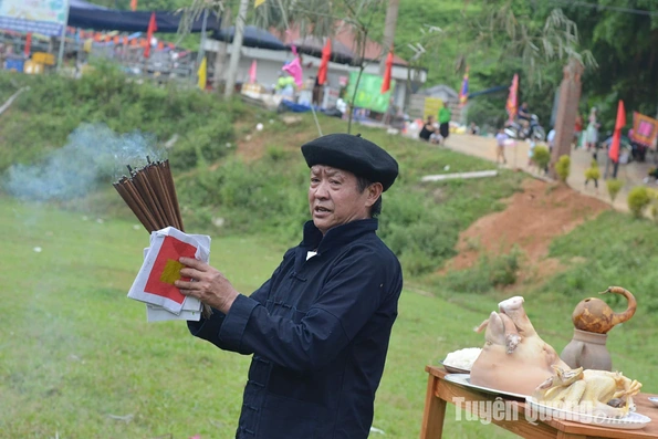 Trang phục truyền thống của người Mông trong Lễ hội Gầu Tào