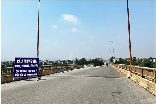 Người dân có thể lưu thông qua cầu Trung Hà từ 13h ngày 29/11