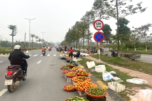 Hàng rong “dàn trận” bất chấp biển cấm tại Khu công nghiệp Phú Hà