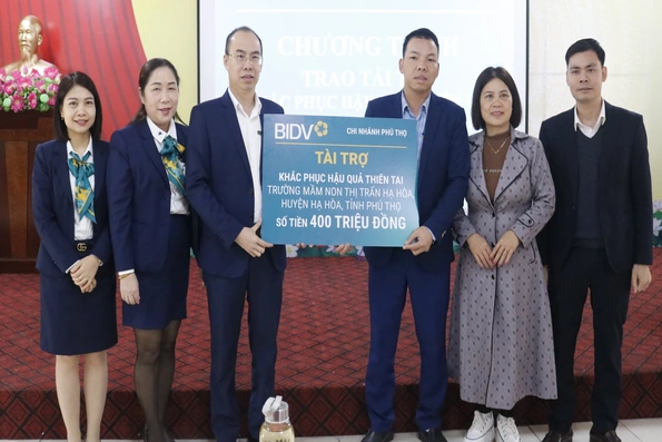 Trao tài trợ khắc phục hậu quả thiên tai tại huyện Hạ Hòa