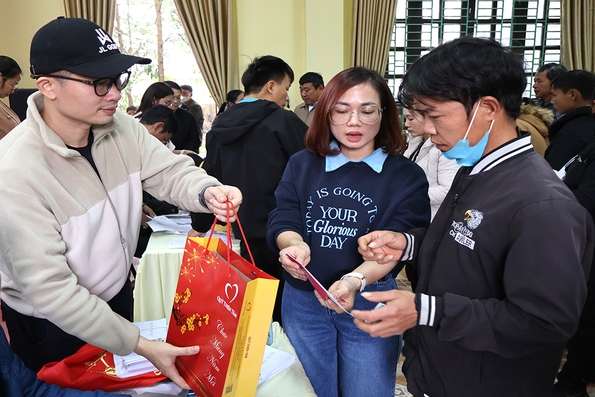 Quỹ Thiện Tâm tặng 500 suất quà Tết cho người nghèo huyện Thanh Sơn