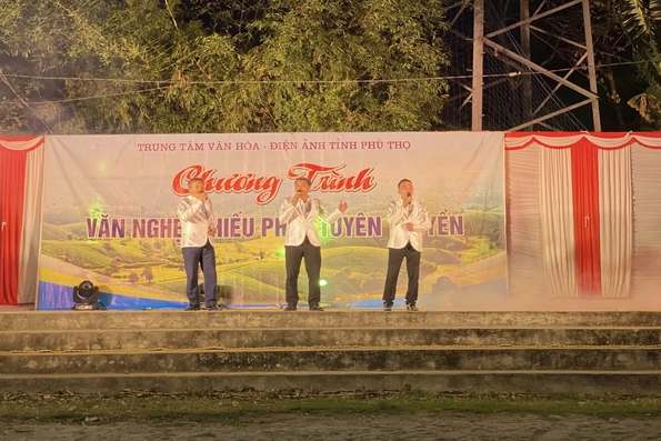 Giao lưu văn nghệ, chiếu phim tuyên truyền phục vụ Nhân dân