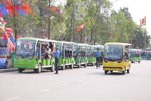 Xe điện sẵn sàng phục vụ du khách hành hương tại Đền Hùng