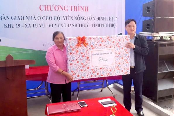 Bàn giao nhà cho hội viên nông dân