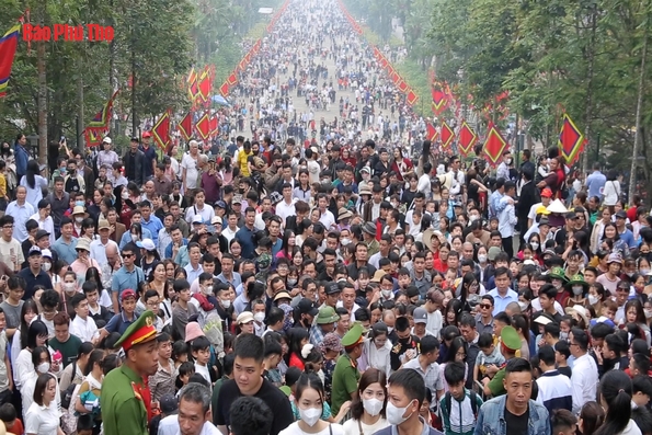 Hàng vạn du khách về Đền Hùng trong ngày Giỗ Tổ