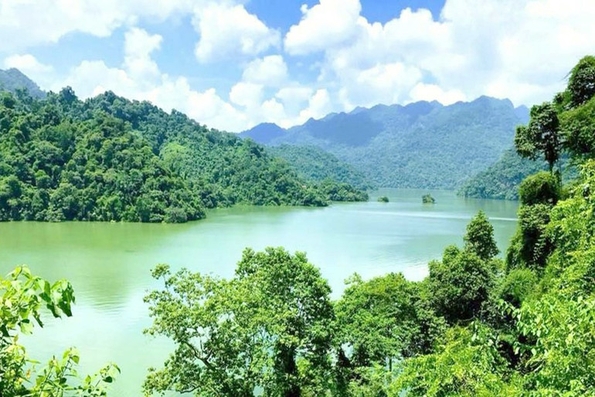 Hồ Ba Bể - Viên ngọc xanh giữa đại ngàn Việt Bắc