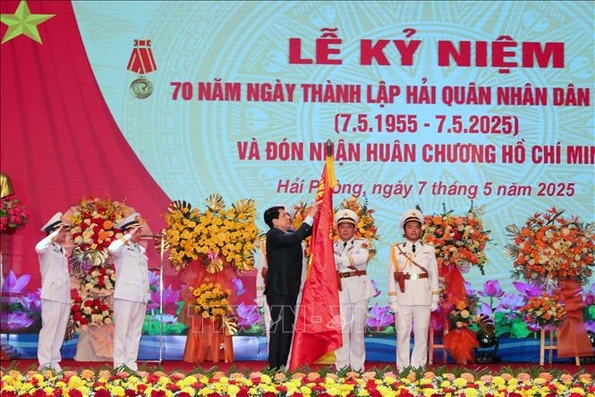 Chủ tịch nước: Hải quân cần phát huy truyền thống làm chủ vùng biển, quyết chiến, quyết thắng