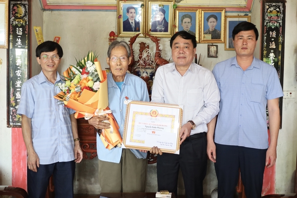 Huyện Đoan Hùng có 124 đảng viên được trao Huy hiệu Đảng đợt 19/5