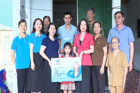 Trao tặng sổ tiết kiệm cho trẻ mồ côi