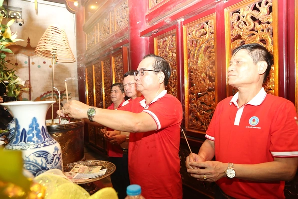 100 đại biểu hiến máu tình nguyện tiêu biểu toàn quốc dâng hương, báo công các Vua Hùng