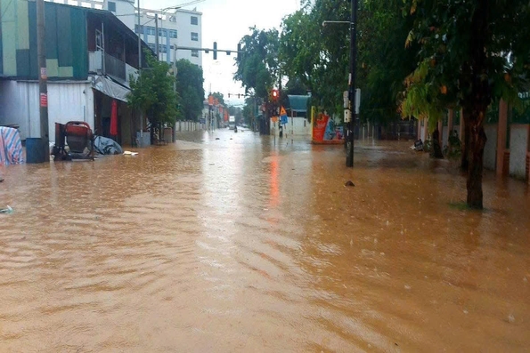Nhiều tuyến đường ở Hạ Hòa ngập sâu sau mưa lớn