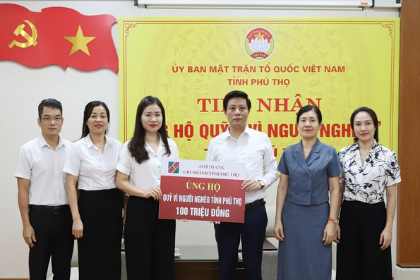 Agribank chi nhánh tỉnh trao 100 triệu đồng ủng hộ Quỹ “Vì người nghèo” tỉnh