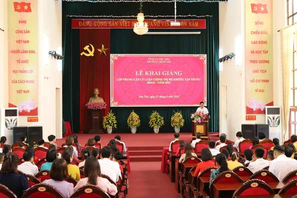 Khai giảng lớp Trung cấp lý luận chính hệ không tập trung B25.01