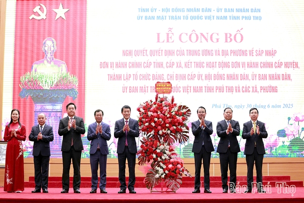Ceremony announcing resolutions and decisions of the central and local governments on merging administrative units in Phu Tho province