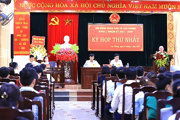 Phó Bí thư Tỉnh uỷ Bùi Đức Hinh dự và chỉ đạo Kỳ họp thứ Nhất tại xã Cao Phong