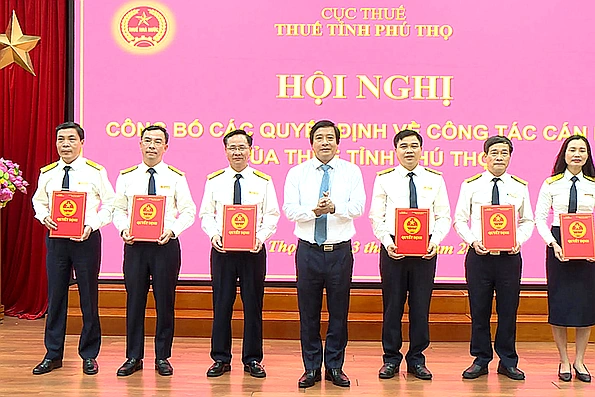 Công bố các quyết định về công tác cán bộ của cơ quan Thuế tỉnh Phú Thọ