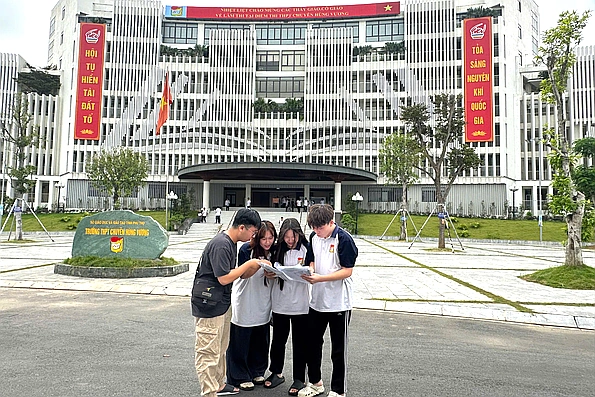 Tiếp nhận học sinh xin chuyển trường do bố, mẹ chuyển công tác