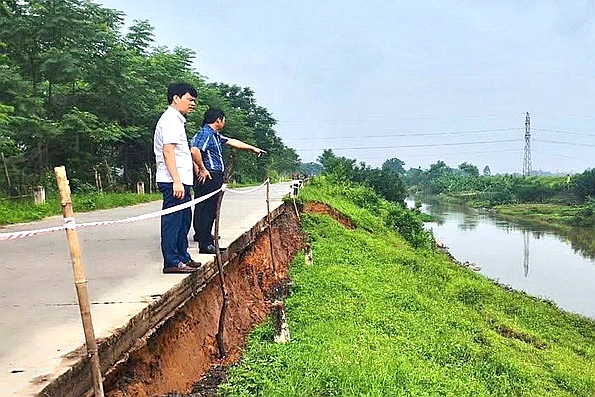 Sạt trượt taluy nghiêm trọng tại kè đê Lâm Hạc, xã Bản Nguyên